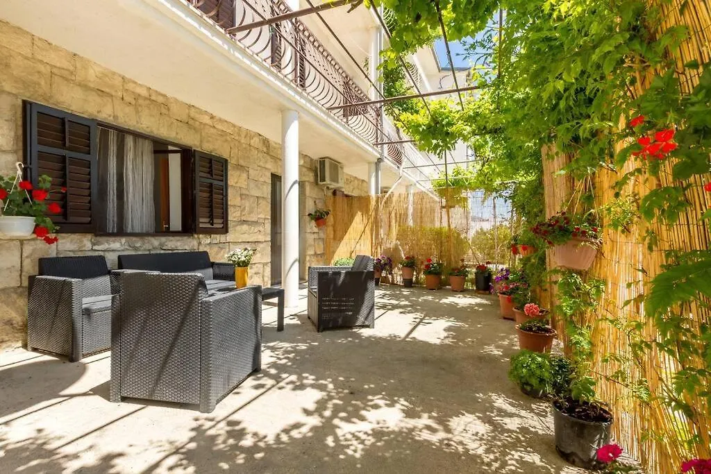 Apartments Marasovic - Lea contacts